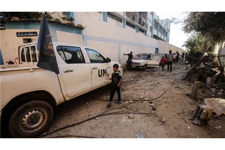 Palästinenser begutachten die Schäden nach einem israelischen Angriff auf eine vom UNRWA betriebene Schule im Flüchtlingslager Nuseirat.