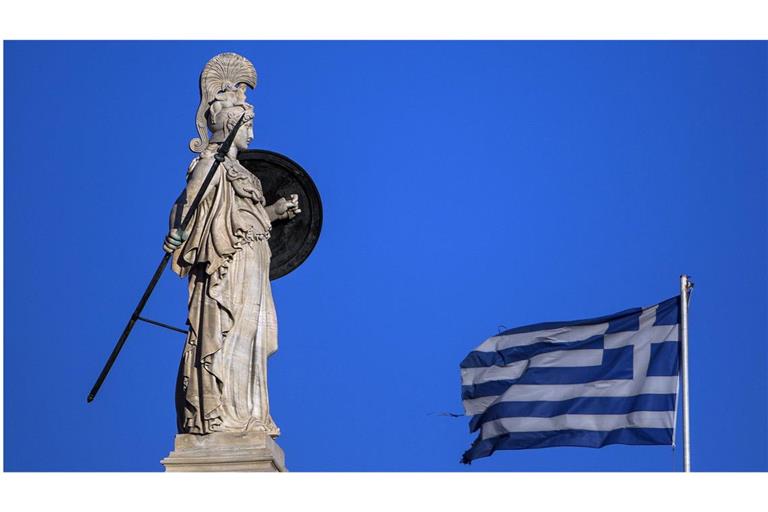 Pallas Athene, Göttin der Weisheit, neben einer griechischen Flagge.