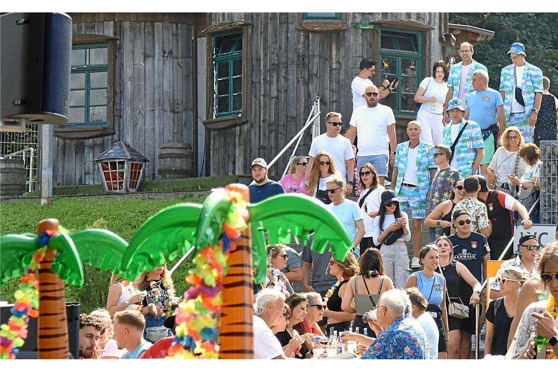 Palmen, Blumenketten und bunte Kleidung sorgten für ein perfektes Malle-Feeling ...