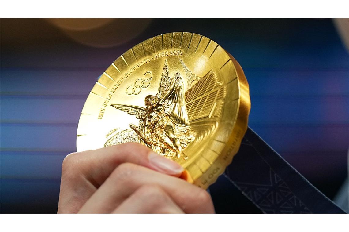 Pan Zhanle aus China zeigt seine Goldmedaille.