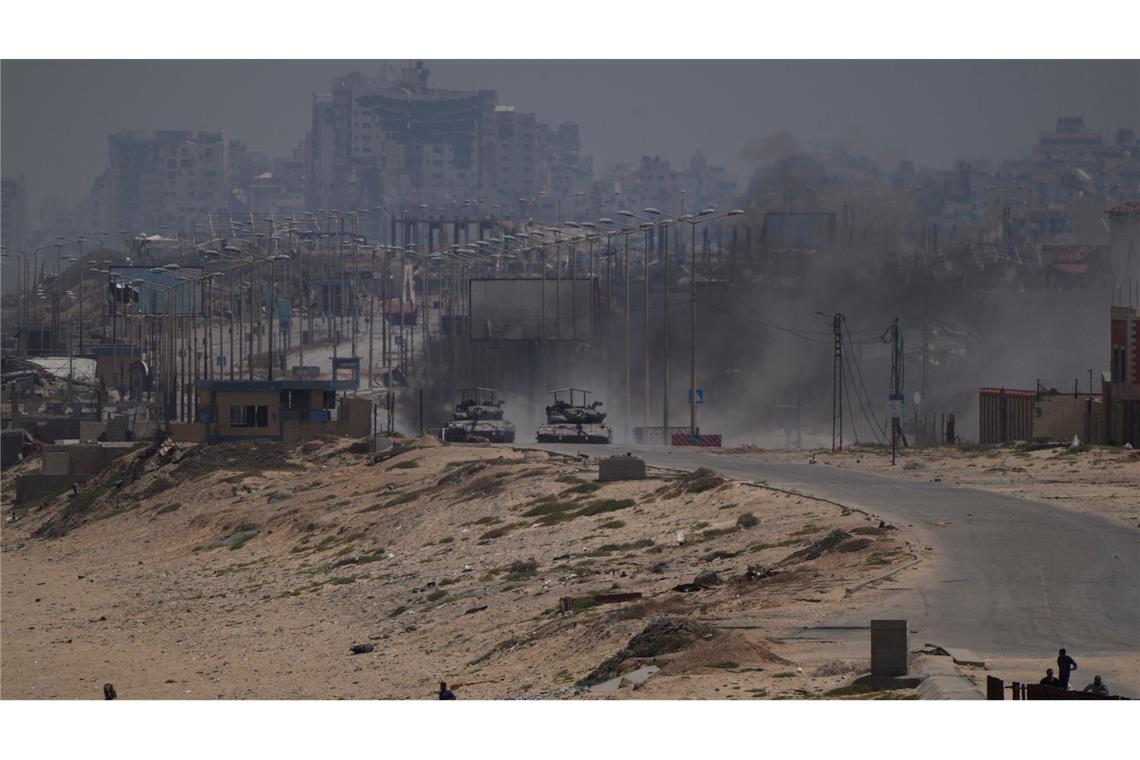 Panzer der israelischen Armee auf einer Straße im zentralen Gazastreifen.