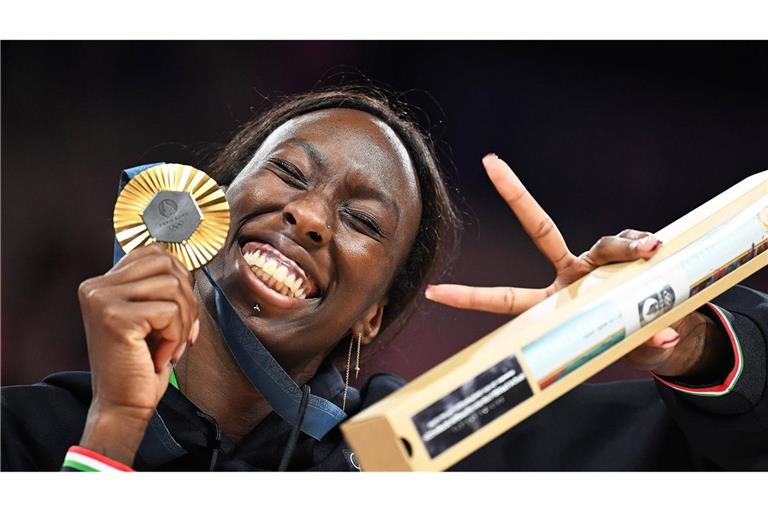 Paola Egonu präsentiert in Paris ihre Goldmedaille für Italien.