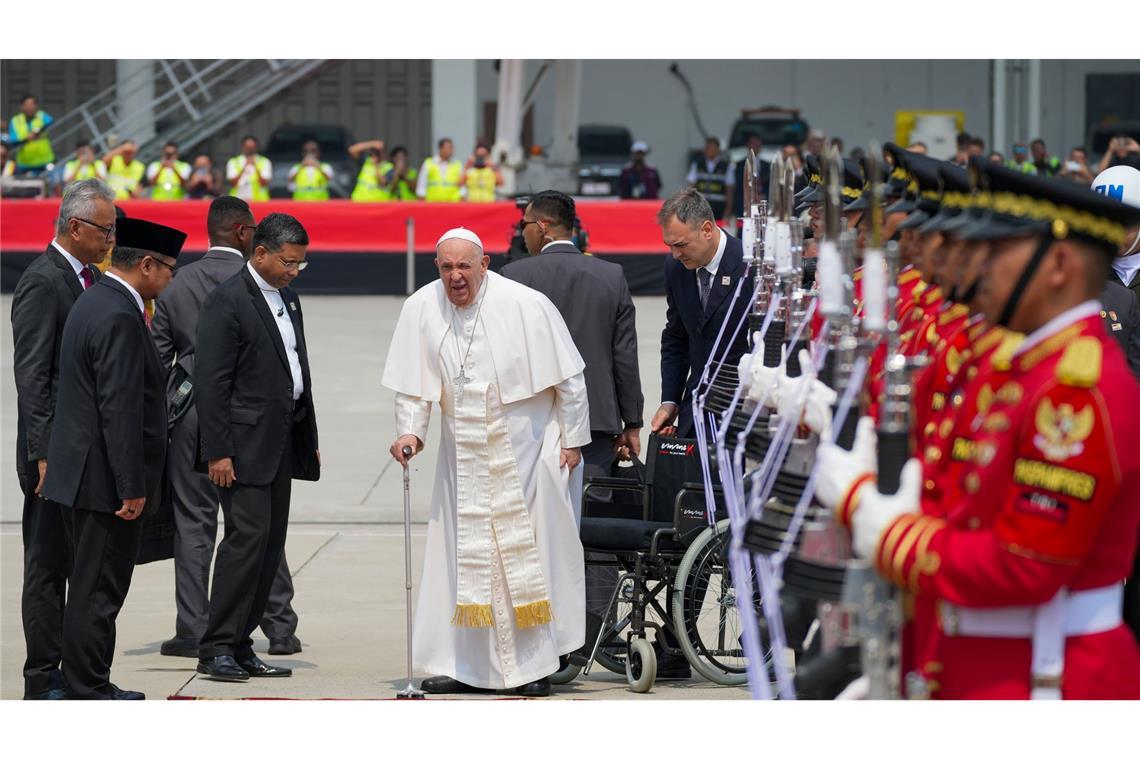 Papst Franziskus ist in Indonesien und steht am internationalen Flughafen von Jakarta neben der Ehrengarde.