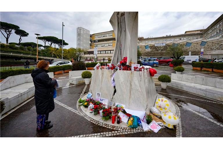 Papst Franziskus liegt seit Mitte des Monats im Gemelli-Krankenhaus, wo ein Denkmal an seinen Vorvorgänger Johannes Paul II. erinnert.