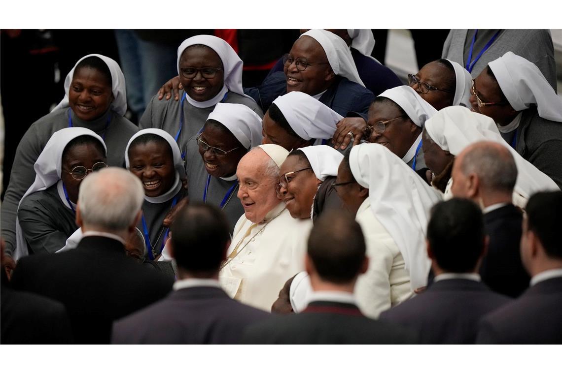 Papst Franziskus (M.) posiert für Fotos mit einer Gruppe von Nonnen am Ende seiner wöchentlichen Generalaudienz in der Halle Paul VI. im Vatikan.