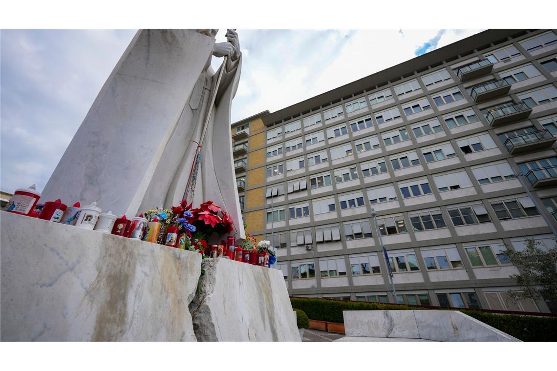 Papst Franziskus muss länger im Gemelli-Krankenhaus bleiben, wo auch schon sein Vorvorgänger Johannes Paul II. behandelt wurde. An den polnischen Papst erinnert dort heute ein Denkmal.