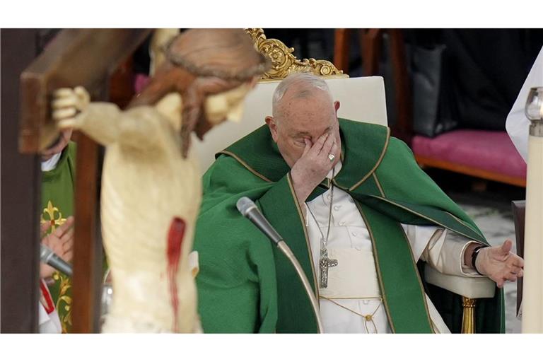 Papst Franziskus muss wohl länger im Krankenhaus bleiben. (Archivbild)