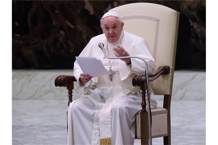 Papst Franziskus spricht während seiner wöchentlichen Generalaudienz in der Halle Paul VI. im Vatikan. Foto: Evandro Inetti/ZUMA Wire/dpa