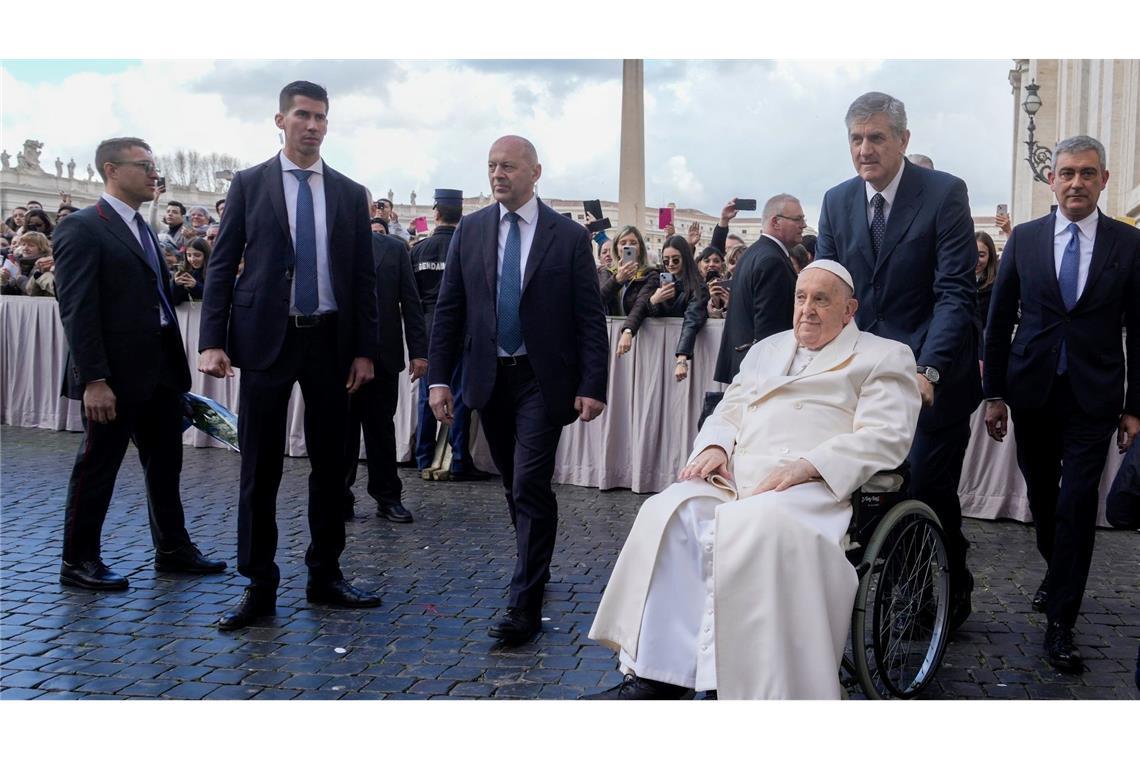 Papst Franziskus verlässt am Ende seiner wöchentlichen Generalaudienz den Petersplatz. Zur Unterstützung benötigt er einen Rollstuhl.