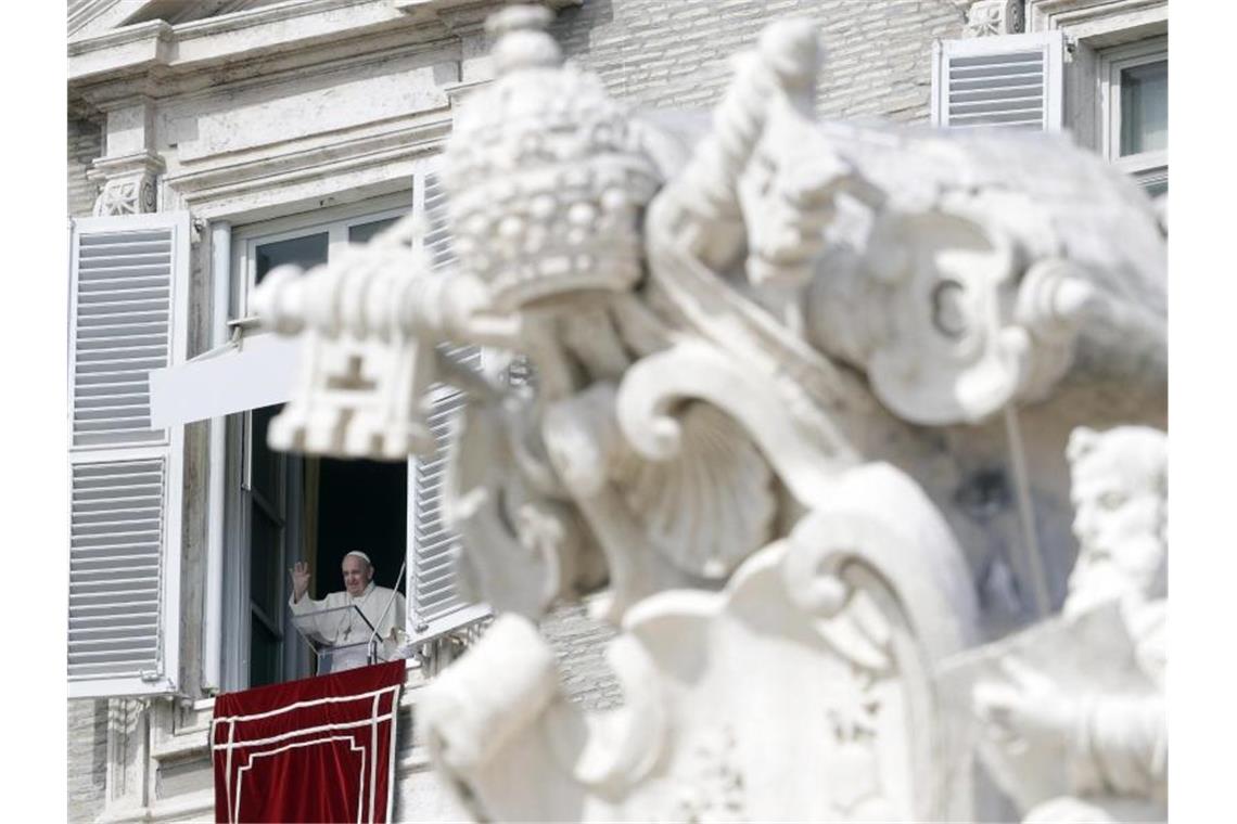 Papst Franziskus winkt während des Angelus-Mittagsgebets aus seinem Atelierfenster mit Blick auf den Petersplatz. Nach gut fünf Jahren Pause gibt es eine neue Enzyklika von Papst Franziskus. Foto: Gregorio Borgia/AP/dpa