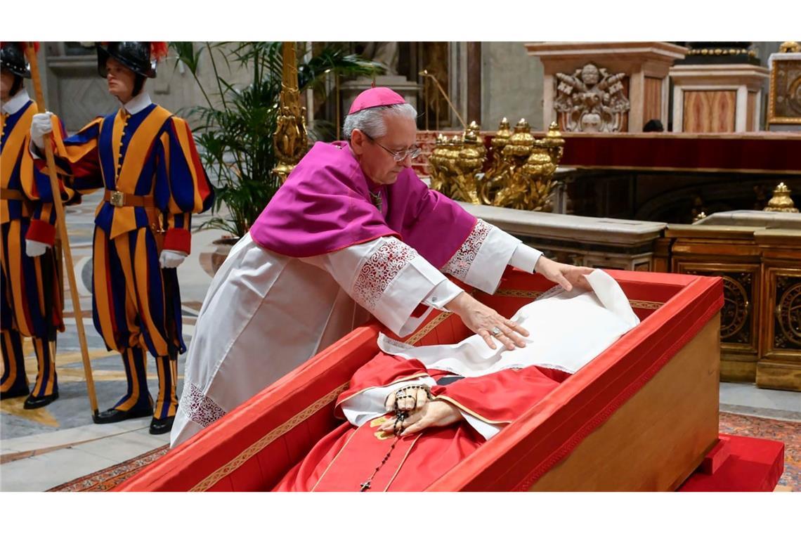 Sarg von Franziskus verschlossen Papst Franziskus wird ein Leinentuch über das Gesicht gelegt.