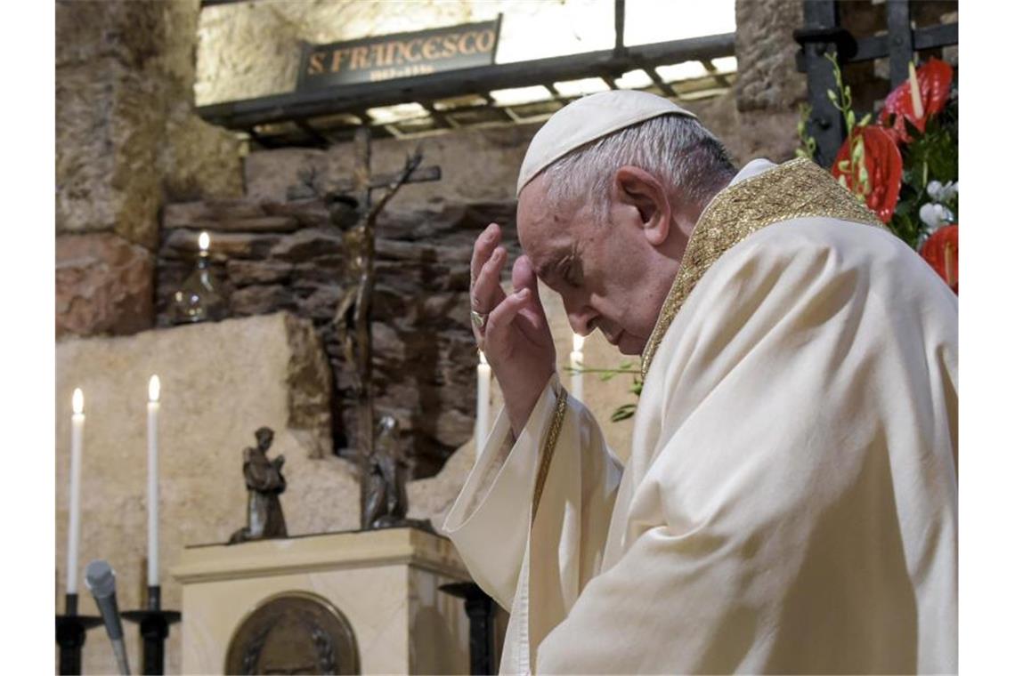 Papst Franziskus zelebriert die Messe in der Krypta der Basilika St. Franziskus in Assisi. Foto: Divisione Produzione Fotografica/Vatican Media/dpa