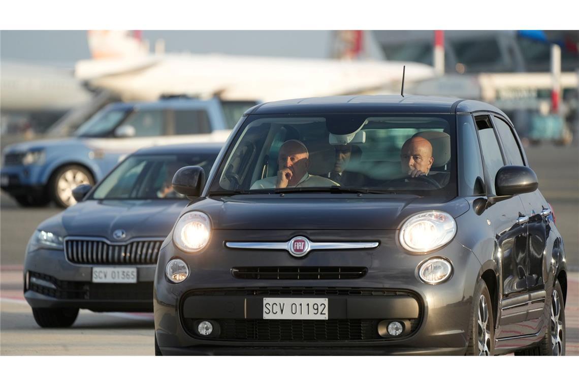 Papst im Cinquecento: Papst Franziskus (l) trifft in einem Auto (Fiat 500) auf dem internationalen Flughafen Fiumicino Leonardo da Vinci bei Rom ein, um nach Luxemburg zu fliegen.