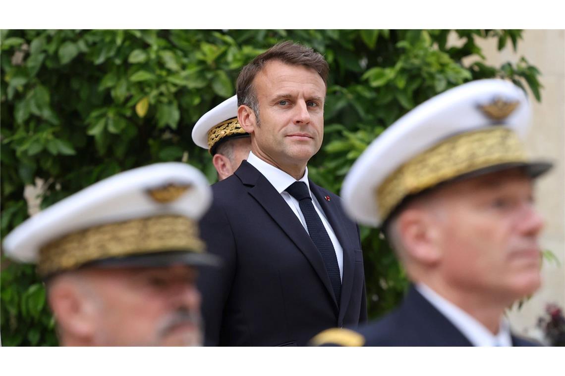 Parade zum Tag der Bastille: Der französische Präsident Emmanuel Macron besucht Truppen, die an der der Parade teilnehmen werden.