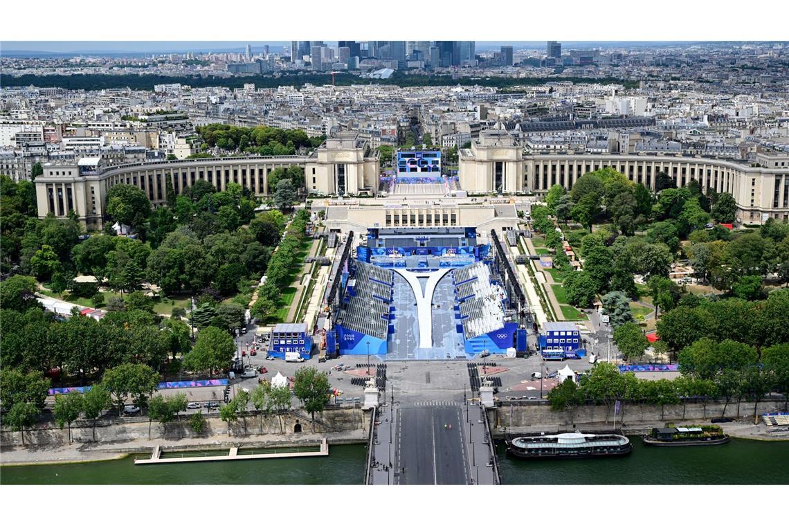 Paris ist bereit für die Olympischen Spiele - Blick vom Eiffelturm auf das Trocadero-Stadion.