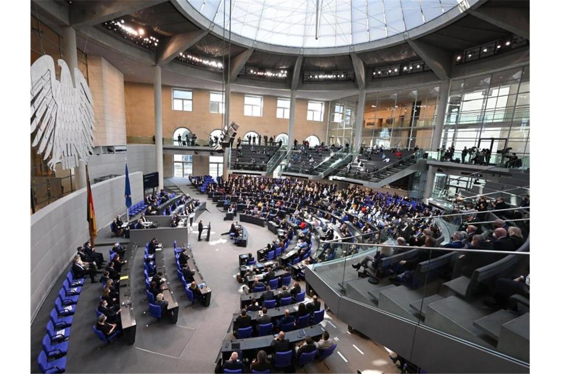 Streit über Corona-Kurs - Schlagabtausch zur Impfpflicht Parlamentarier im Deutschen Bundestag. Foto: Bernd von Jutrczenka/dpa