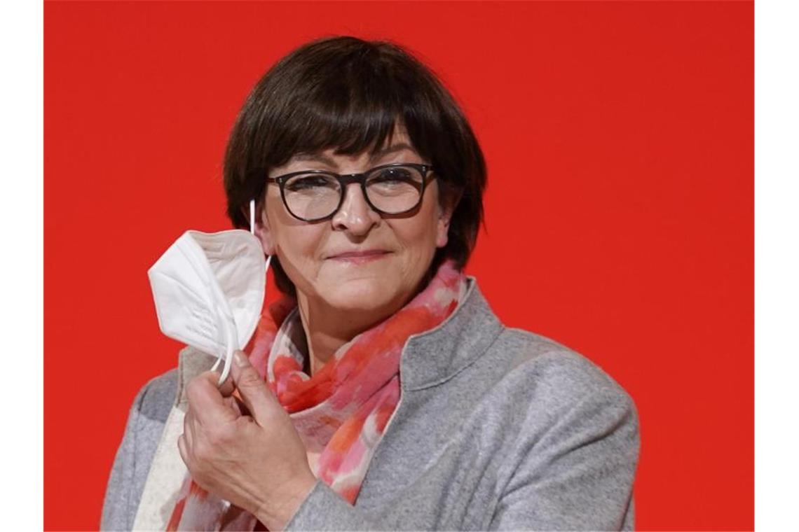 SPD rüstet sich für Wahl im Herbst: Aufstellung der Liste Parteivorsitzende Saskia Esken. Foto: Jörg Carstensen/dpa/Archivbild