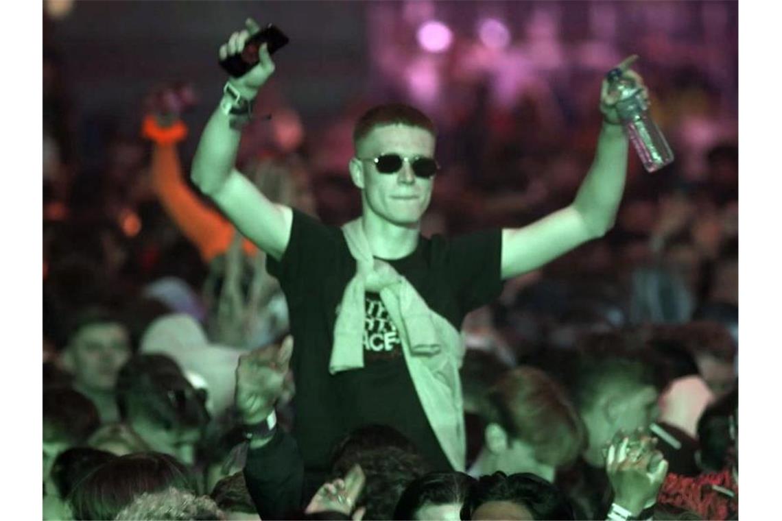 Tausende feiern bei erster Clubnacht in Liverpool Partymachen als Pilotprojekt: Interessierte aus der Region konnten sich für die Club-Abende in Liverpool bewerben - jeweils 3000 Glückliche pro Abend dürfen ohne Maske und Abstand feiern. Foto: Richard Mccarthy/PA/dpa