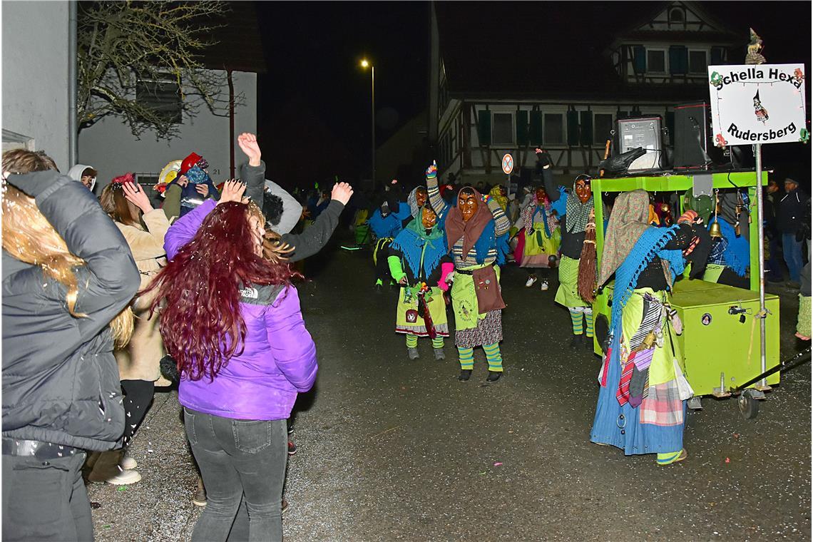 Partystimmung, angeheizt durch die Schella Hexa aus Rudersberg tanzen die Leute ...