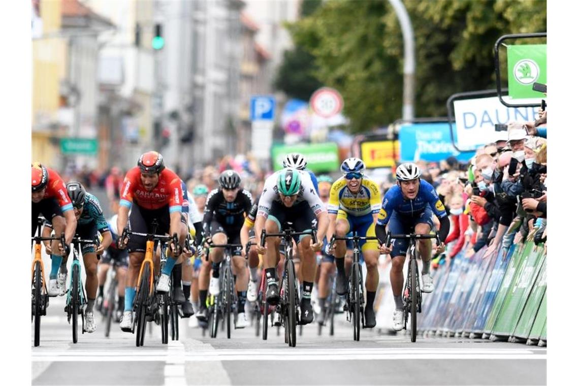 Das bringt der Tag bei der Deutschland Tour Pascal Ackermann (3.v.r.) vom Team Bora-hansgrohe gewinnt im Sprint die erste Etappe. Foto: Bernd Thissen/dpa