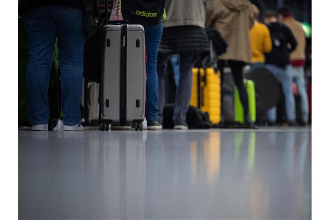 Tui-Chef: Reiselust der Deutschen ungebrochen Passagiere auf dem Flughafen in Frankfurt. Foto: Sebastian Gollnow/dpa
