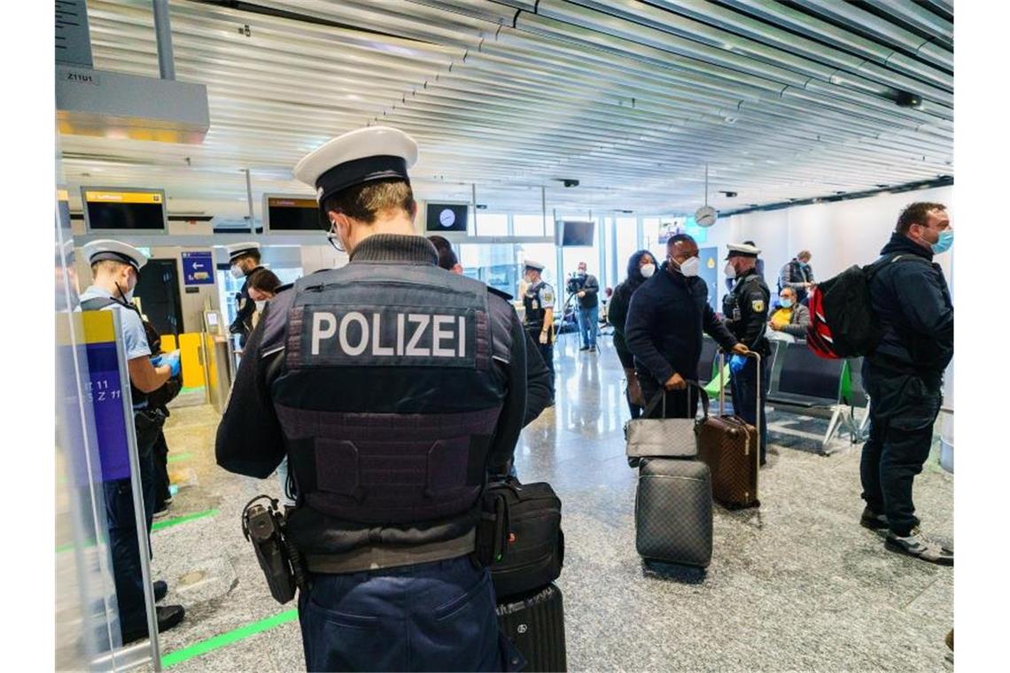 Großbritannien wird wieder als Risikogebiet eingestuft Passagiere aus Manchester im Januar bei der Einreise am Frankfurter Flughafen. Foto: Andreas Arnold/dpa