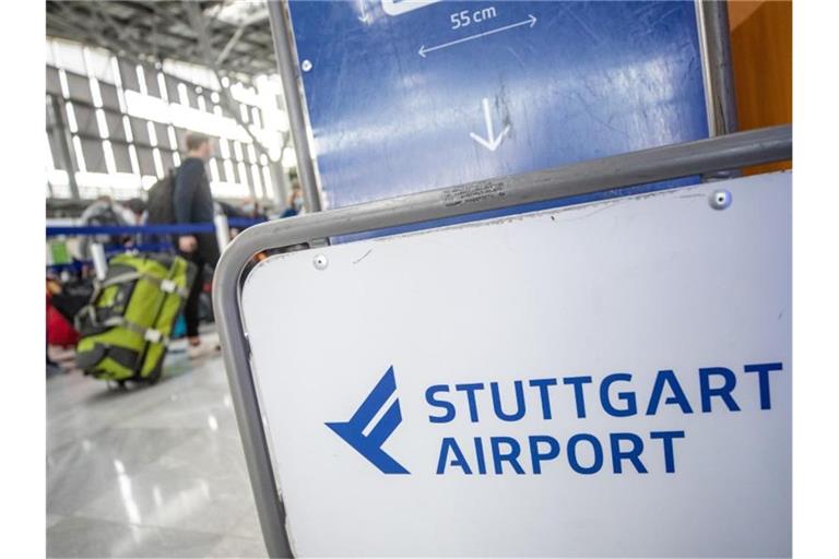 Passagiere gehen durch den Stuttgarter Flughafen. Foto: Christoph Schmidt/dpa/Archivbild