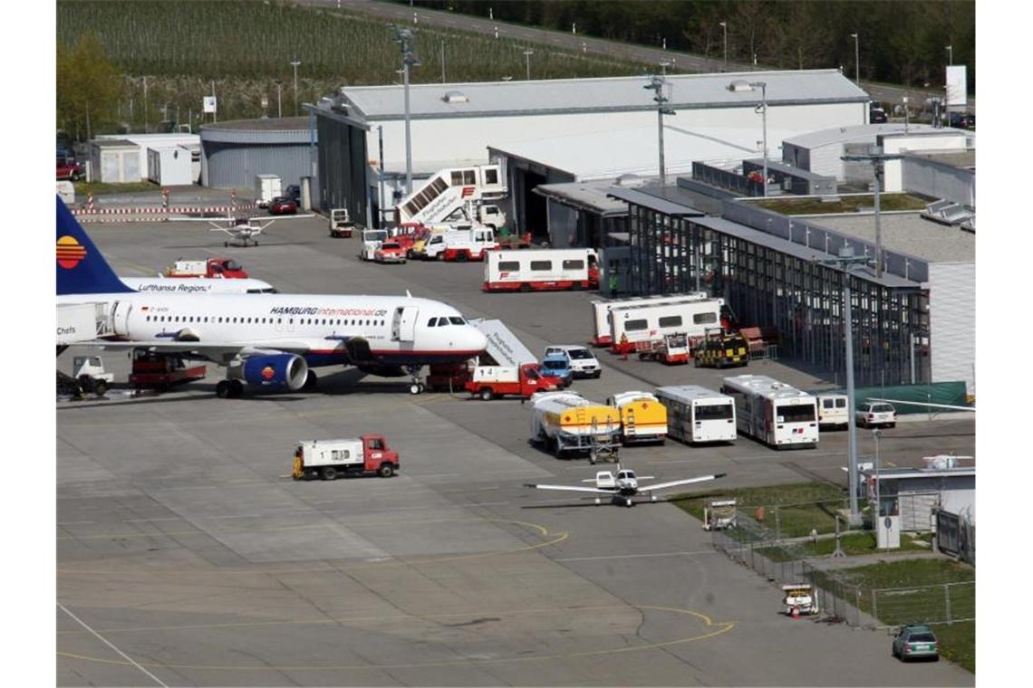 Passagiermaschinen stehe auf dem Vorfeld des Flughafens in Friedrichshafen am Bodensee. Foto: picture alliance / dpa/Archiv