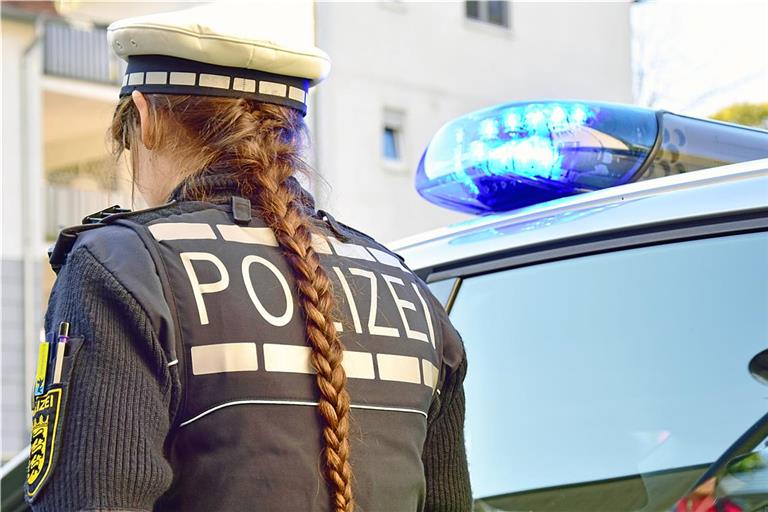 Passanten alarmieren die Polizei, weil sie einen leblosen Körper vermuten. Symbolfoto: Tobias Sellmaier