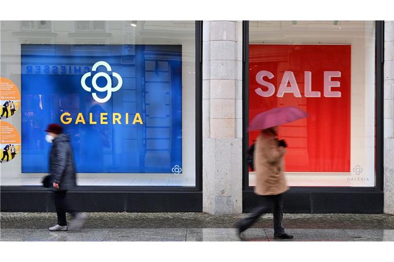 Passanten gehen an einer Filiale von Galeria vorbei. Von ihren Reisebüros hat sich die Warenhauskette nun getrennt. (Archivbild)