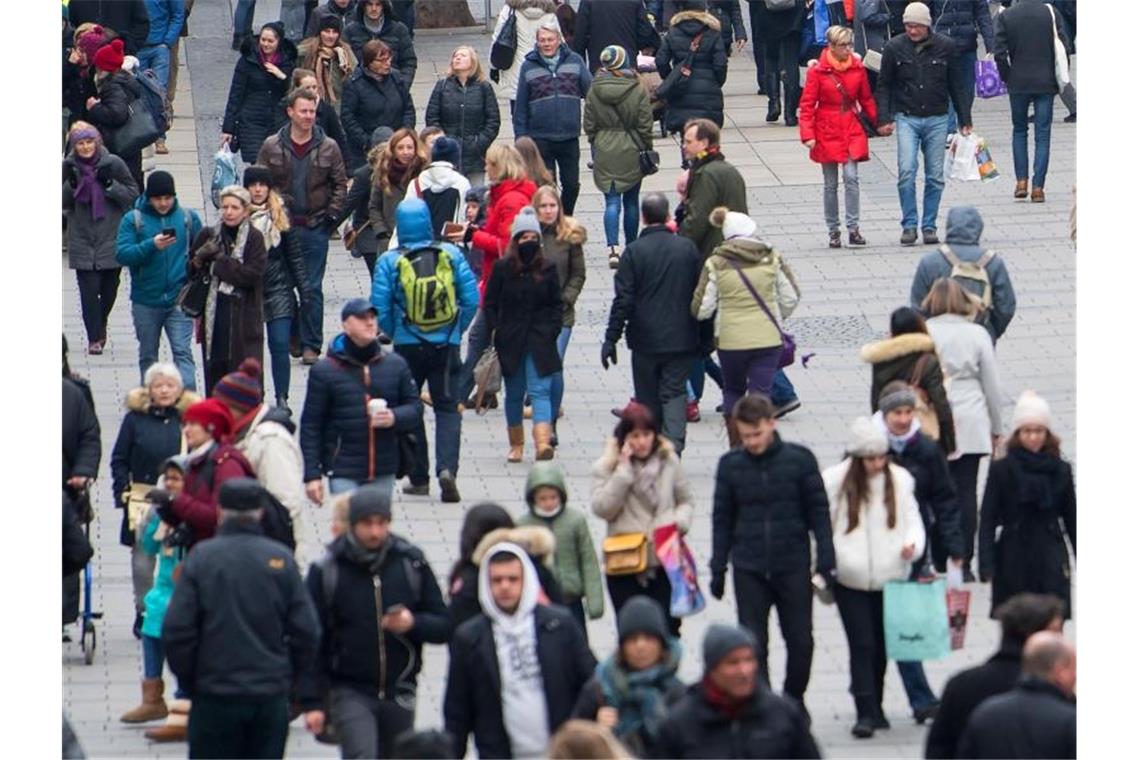 Passanten gehen durch eine Fußgängerzone. Foto: Sven Hoppe/dpa/Archivbild