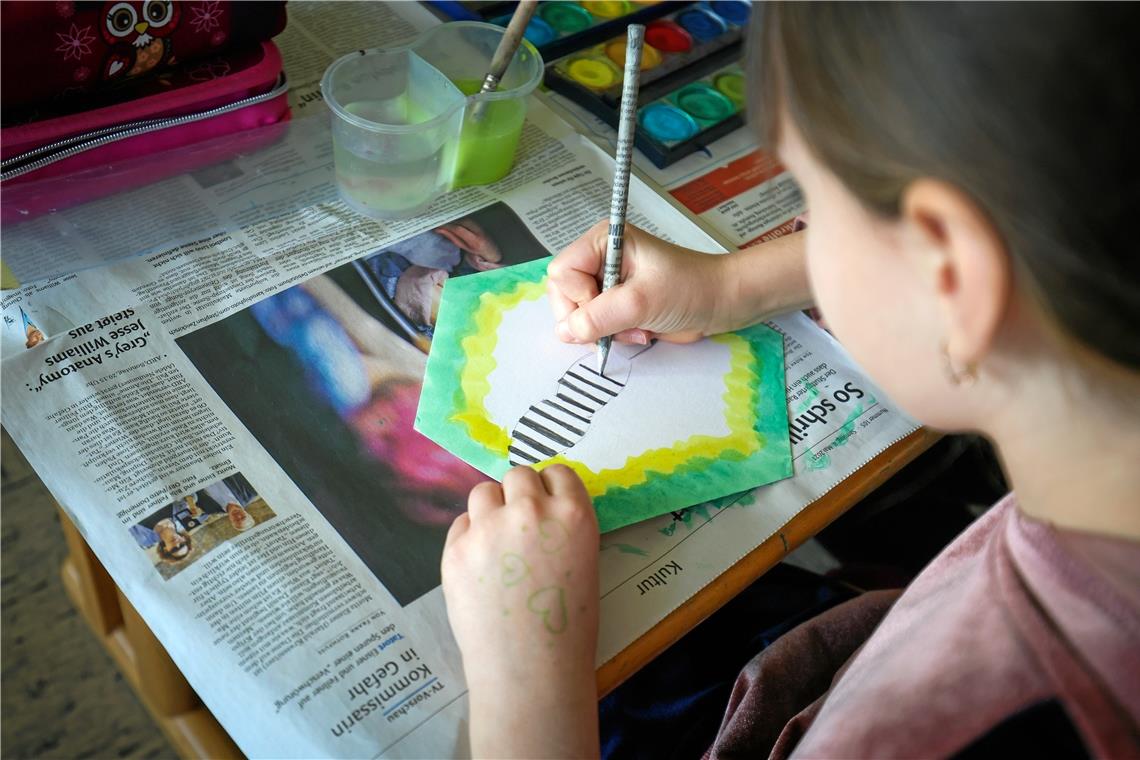 Passend zum Thema Biene gestalten die Kinder Kunstwerke in Wabenform.