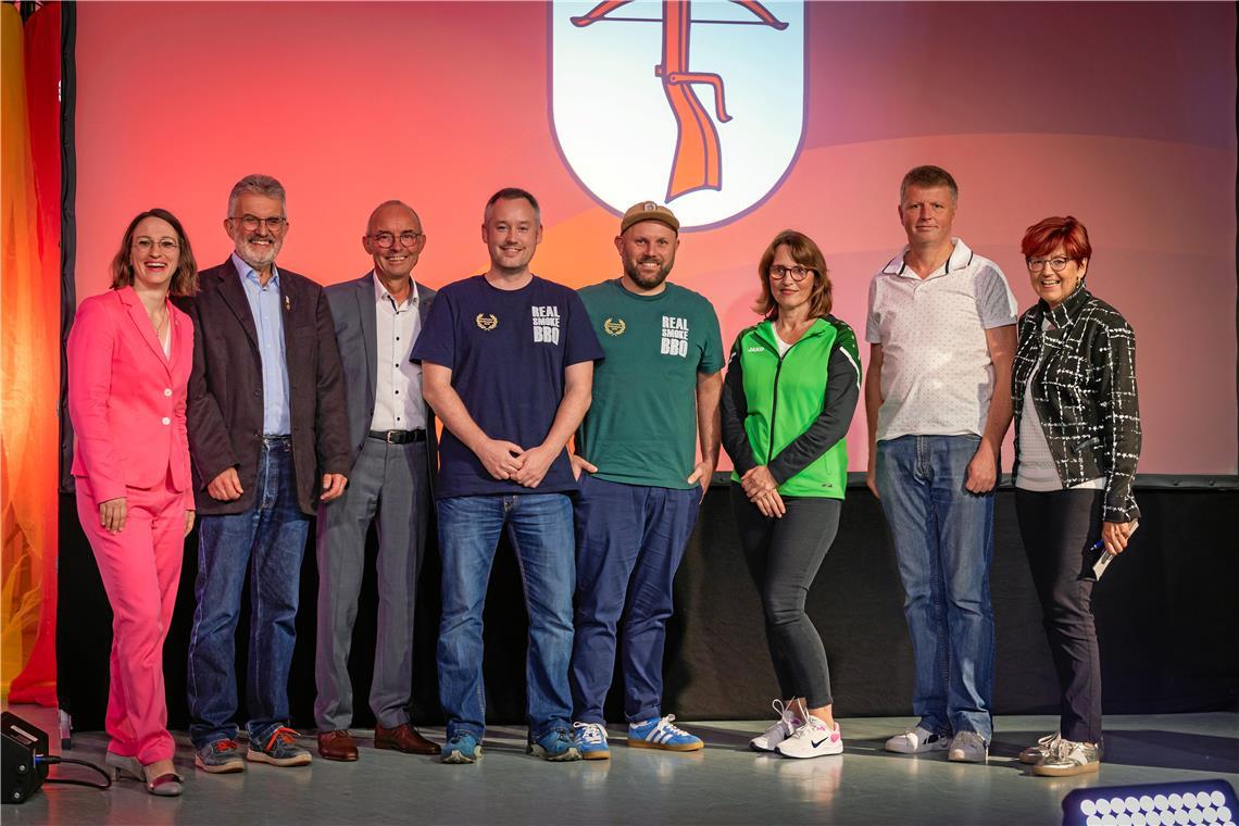 Patricia Rall ehrt Walter Wötzel, Eberhard Bauer, Rafael Reiss, Adrian Peller, Birgit Cuntz und Oliver Kopp (von links). Bundestagsabgeordnete Inge Gräßle (rechts) hielt eine Laudatio für die langjährigen Gemeinderatsmitglieder Wötzel und Bauer. Fotos: Alexander Becher