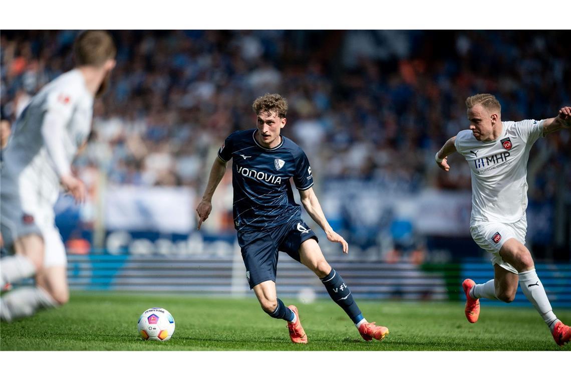 Patrick Osterhage (M) und der VfL Bochum trennten sich von Heidenheim 1:1.