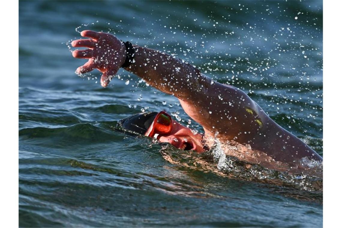 Extremschwimmer Bieber bricht Eismeilen-Rekord Paul Bieber schwamm in 36,03 Minuten die Strecke von 1694 Metern. Foto: Felix Kästle/dpa