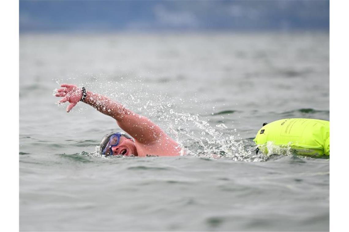 Paul Bieber schwimmt im Bodensee vor Wasserburg. Foto: Felix Kästle/dpa/Archiv