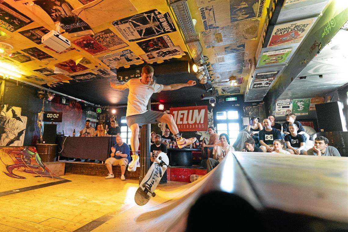 Paul Jerusalem aus Allmersbach am Weinberg versucht sein Skateboard wieder einzufangen. Nicht immer gelingt das und es legt die Skaterinnen und Skater auch mal hin.