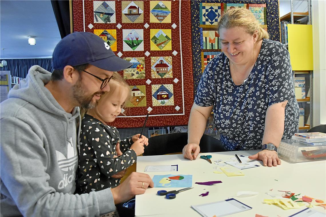 Paula bastelt mit der tatkräftigen Unterstützung ihres Papas und unter der Anleitung von Gruppenleiterin Ute Herold ein Quadrat für einen Quilt. Foto: Tobias Sellmaier