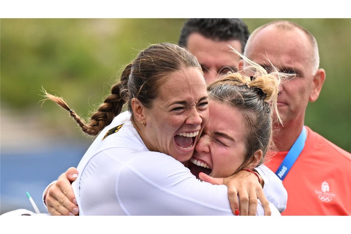 Paulina Paszek und Jule Hake freuen sich über den Gewinn der Bronzemedaille.