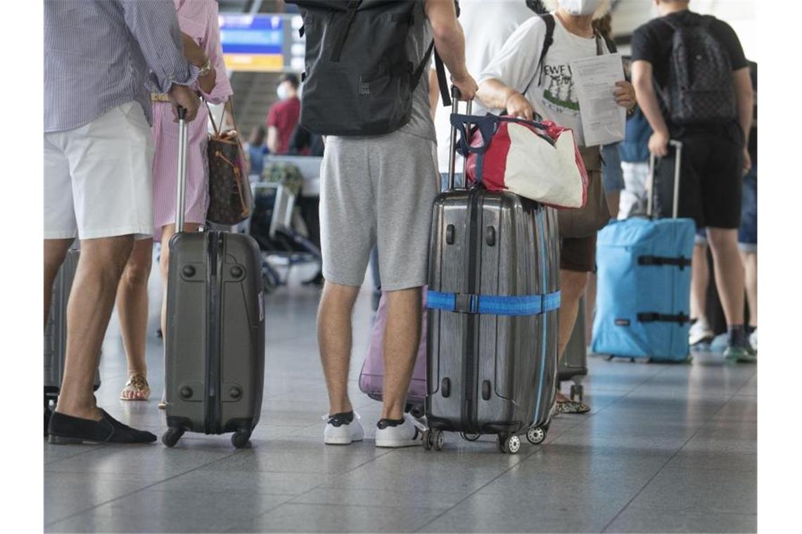 Pauschalreisen sollen bei Pleite über Fonds gesichert werden Pauschalreisende sollen künftig besser gegen eine Pleite des Reiseveranstalters abgesichert sein. Foto: Frank Rumpenhorst/dpa