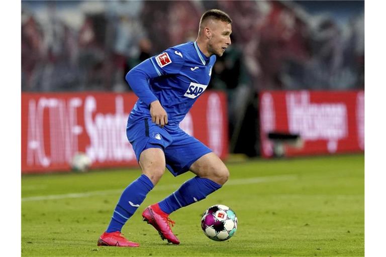 Pavel Kaderabek vom TSG 1899 Hoffenheim spielt den Ball. Foto: Michael Sohn/AP-Pool/dpa/Archivbild