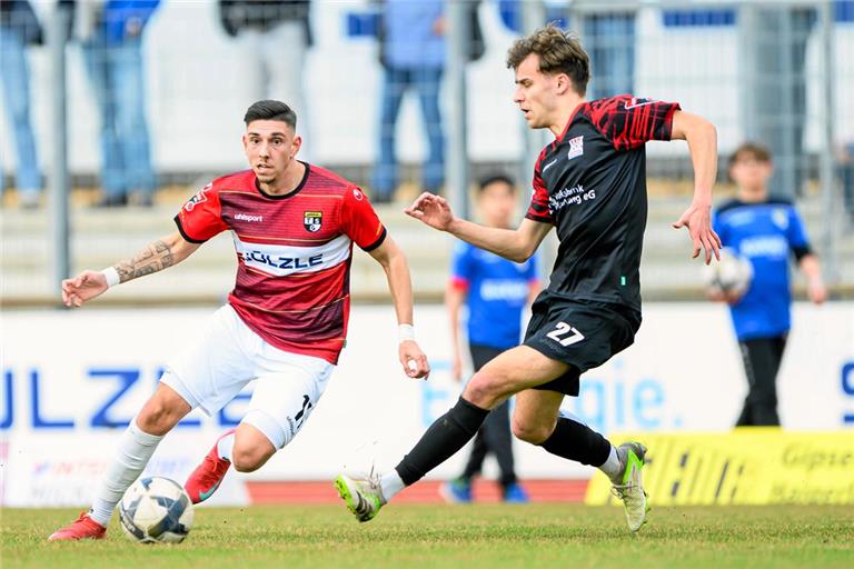 Pedro Almeida Morais (links) erhöht für Balingen auf 2:0. Backnangs Lukas Hornek sieht kurz vor Schluss eine zu harte Rote Karte. Foto: Eibner