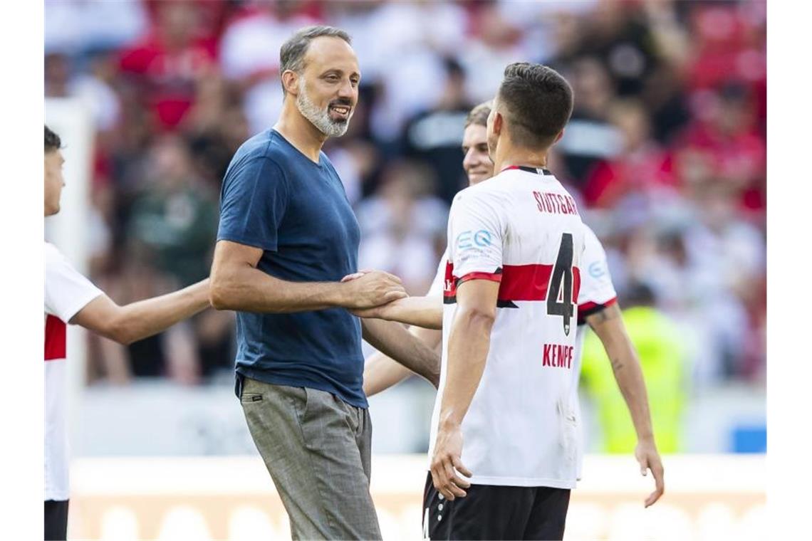 Gegen Leipzig nicht mal im Kader: Kempf-Zukunft ungewiss Pellegrino Matarazzo (l) und Marc Oliver Kempf (r) nach einem Spiel. Foto: Tom Weller/dpa/Archivbild