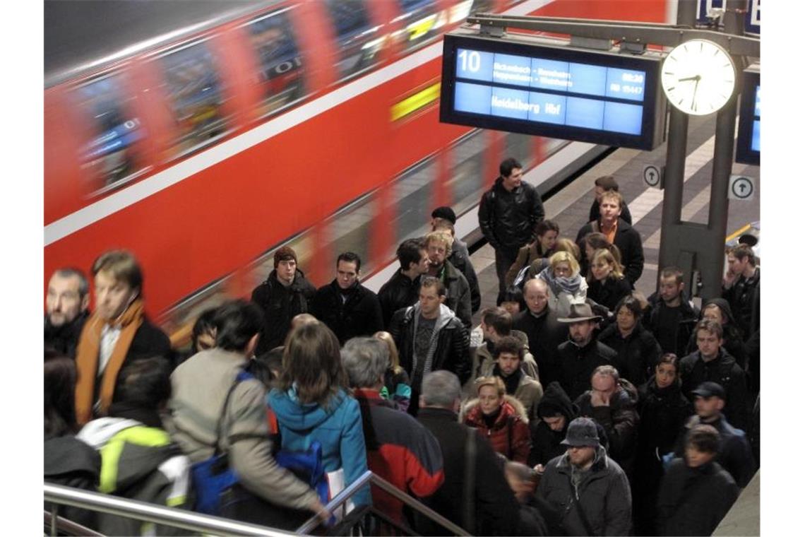 Millionen Erwerbstätige sind unzufrieden mit Arbeitszeit Pendler am Hauptbahnhof von Darmstadt auf dem Weg zur Arbeit. Foto: Roland Holschneider/dpa