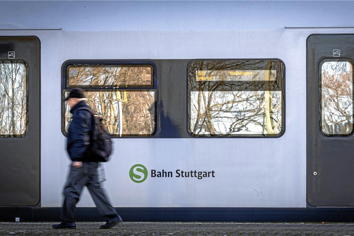 Pendler auf der Linie S3 müssen sich für die kommenden drei Monate auf einen Halbstundentakt einstellen.  Foto: Alexander Becher