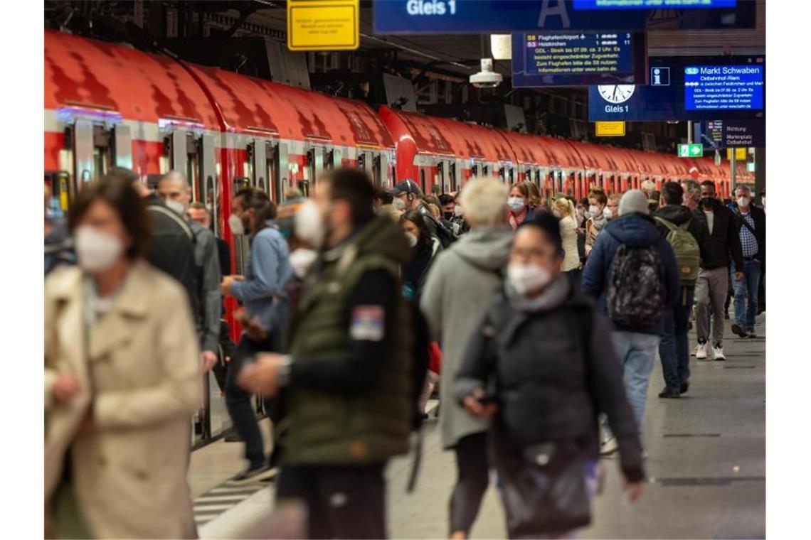 Pendler benutzen in den Morgenstunden die S-Bahn am Hauptbahnhof. Foto: Peter Kneffel/dpa/Symbolbild