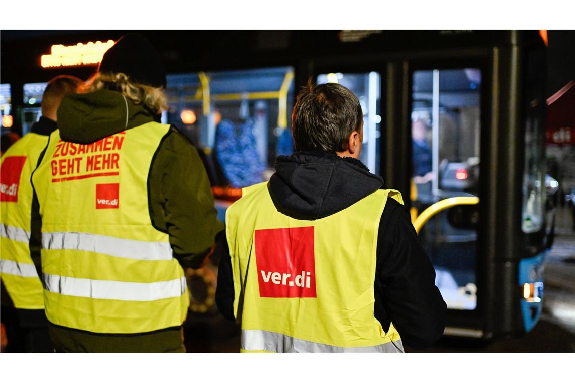 Warnstreiks bei Bussen und Bahnen bremsen viele Pendler aus