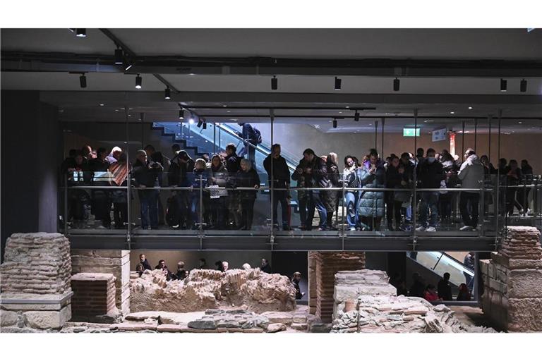 Pendler stehen um eine archäologische Ausgrabungsstätte in der Venizelou-Metrostation während des Eröffnungstages der Thessaloniki-Metro in Thessaloniki.