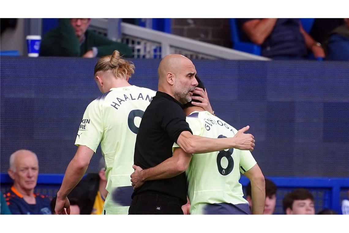 Pep Guardiola (l) schwärmt von Ilkay Gündogans Spielintelligenz.