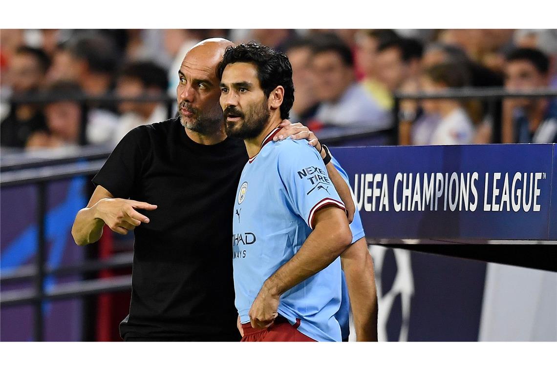 Pep Guardiola (l) und Ilkay Gündogan: Bald wieder in einem Team?